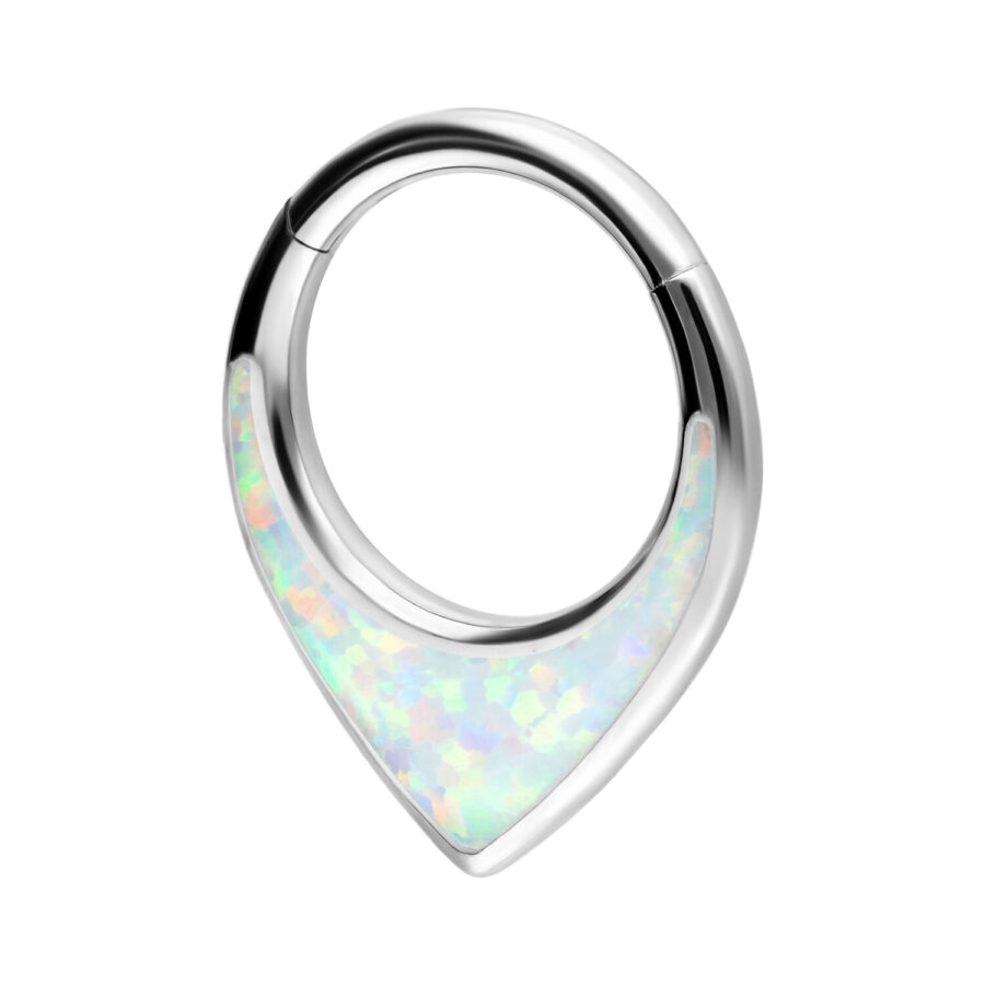 Septum Clicker plateado de titanio con cristales opalescentes sobre fondo blanco