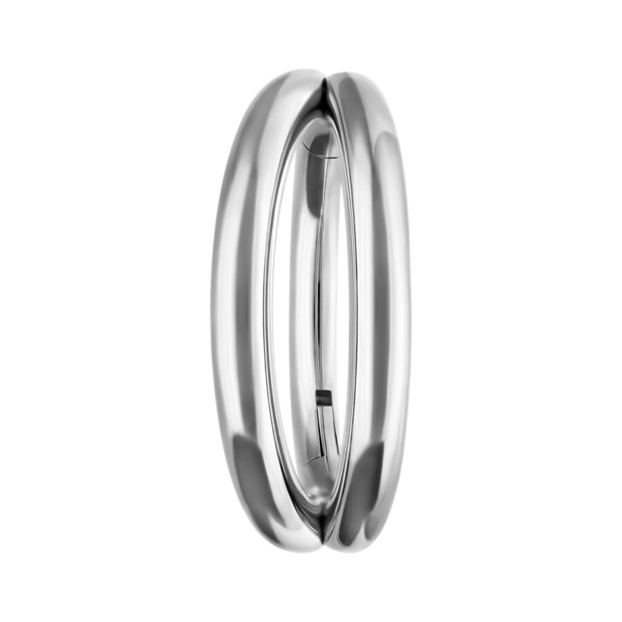 Piercing Clicker de Doble Fila Plateado sobre fondo blanco