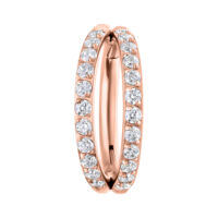 Clicker de cristal doble en oro rosa Anillo de piercing en oro rosa con doble fila de cristales sobre fondo blanco