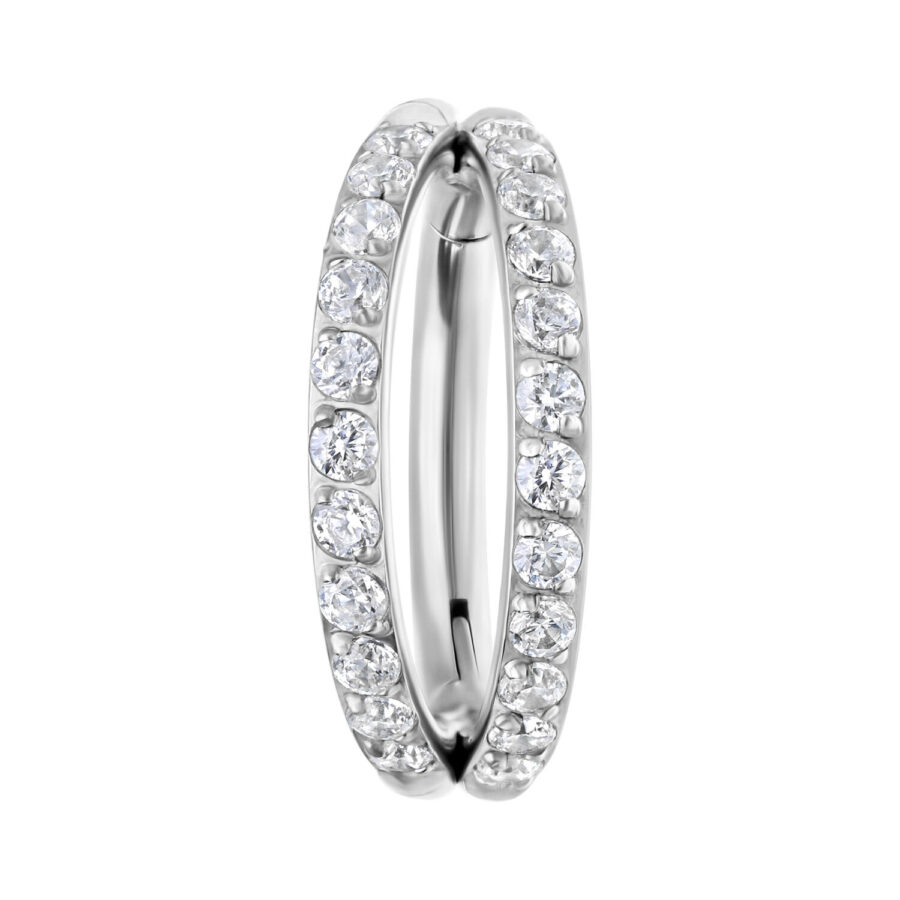 Anillo clicker plateado con doble fila de cristales sobre fondo blanco