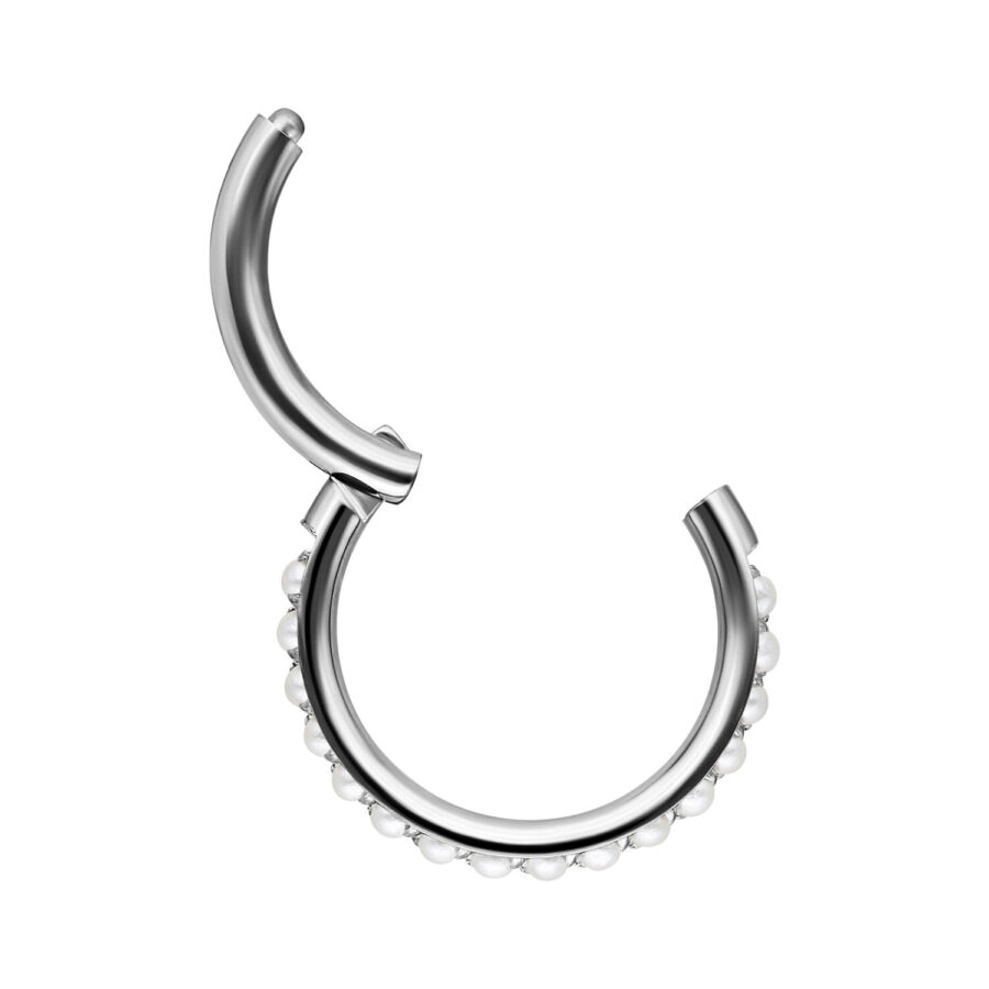 Clicker de Perla Plateado con 6,0 mm de diámetro interno sobre fondo blanco