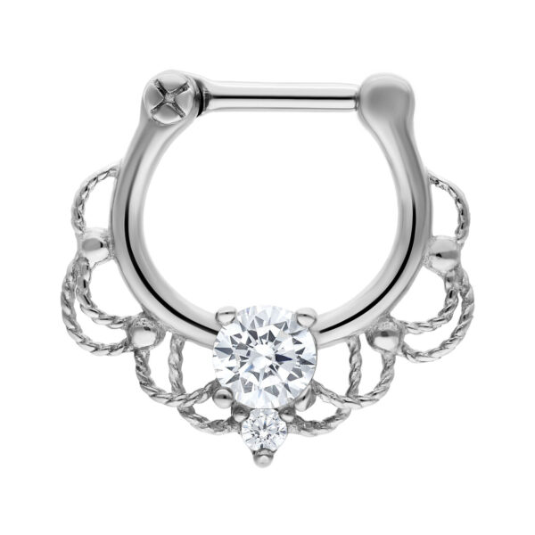 Clicker de septum plateado de acero quirúrgico con cristal claro sobre fondo blanco
