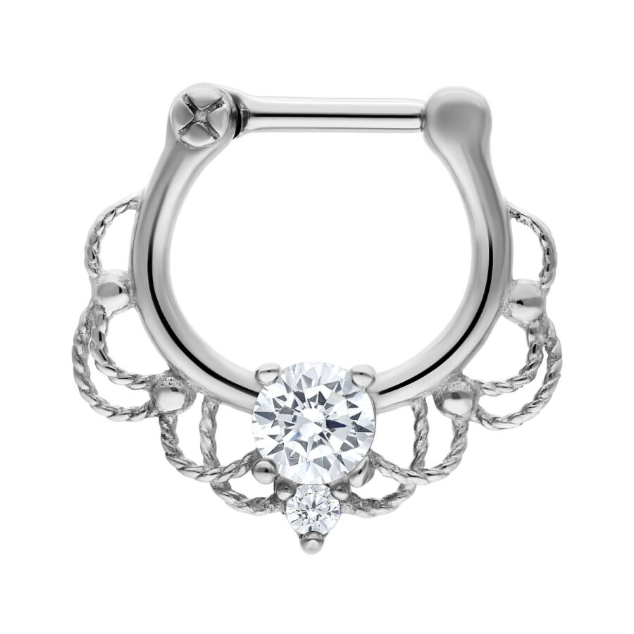 Clicker de septum plateado de acero quirúrgico con cristal claro sobre fondo blanco