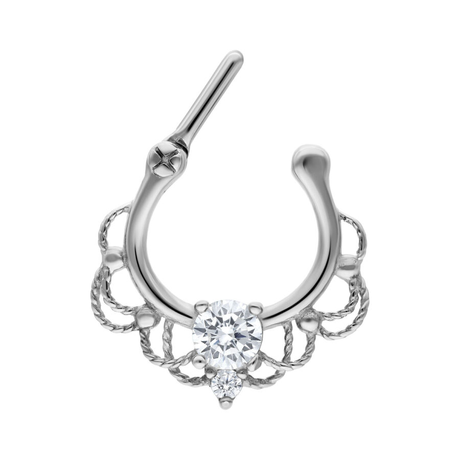 Clicker de septum plateado con cristal claro sobre fondo blanco