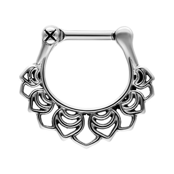 Clicker de septum plateado con diseño floral sobre fondo blanco