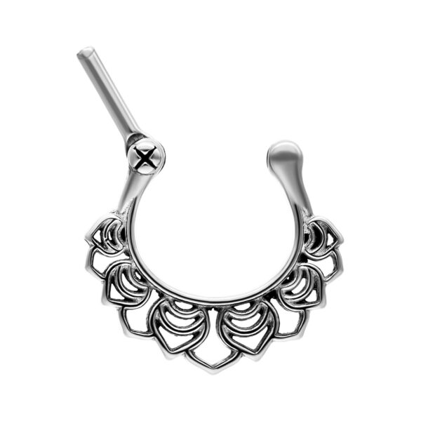 Clicker de septum plateado con detalles florales sobre fondo blanco