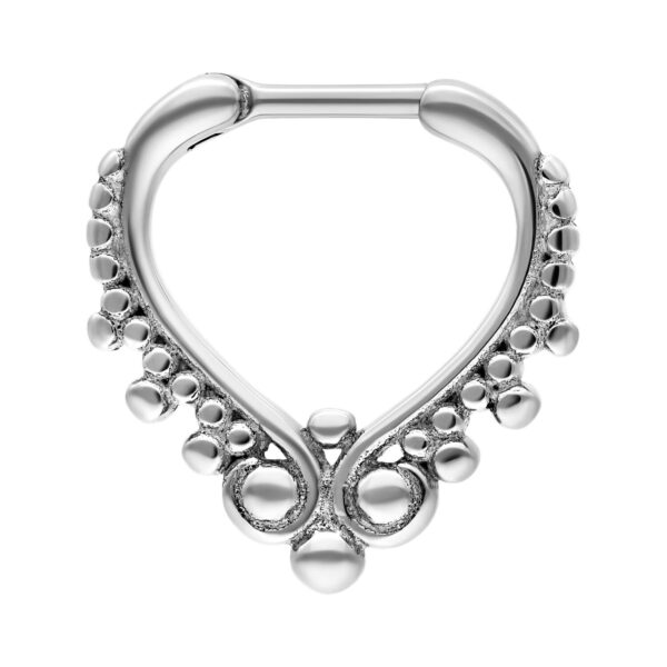 Clicker para septum plateado de acero quirúrgico con diseño decorativo sobre fondo blanco