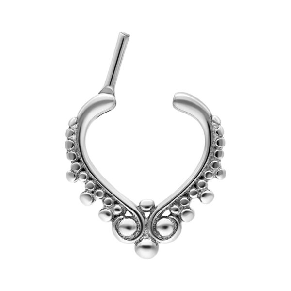 Clicker de septum plateado con adorno de perlas sobre fondo blanco