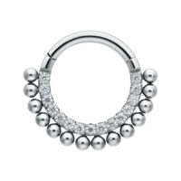 Anillo de piercing plateado con cristales y pequeñas bolas sobre fondo blanco