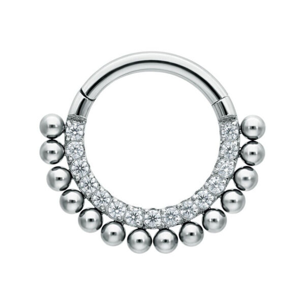 Anillo de piercing plateado con cristales y pequeñas bolas sobre fondo blanco