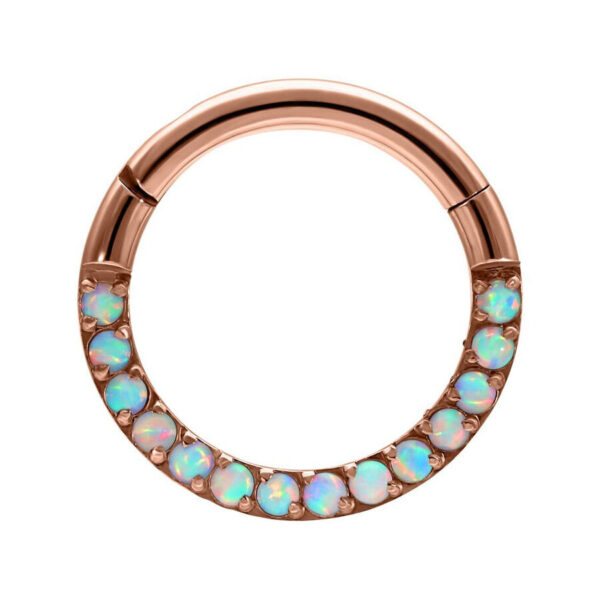 Clicker de oro rosa con piedras de opalo blancas sobre fondo blanco