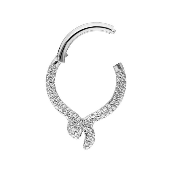 Piercing Serpentes Clicker de plata de titanio con motivo de serpiente sobre fondo blanco