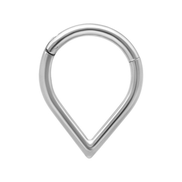 Piercing Teardrop Clicker plateado sobre fondo blanco