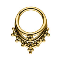 Aro de piercing dorado con triple arco y bolitas sobre fondo blanco