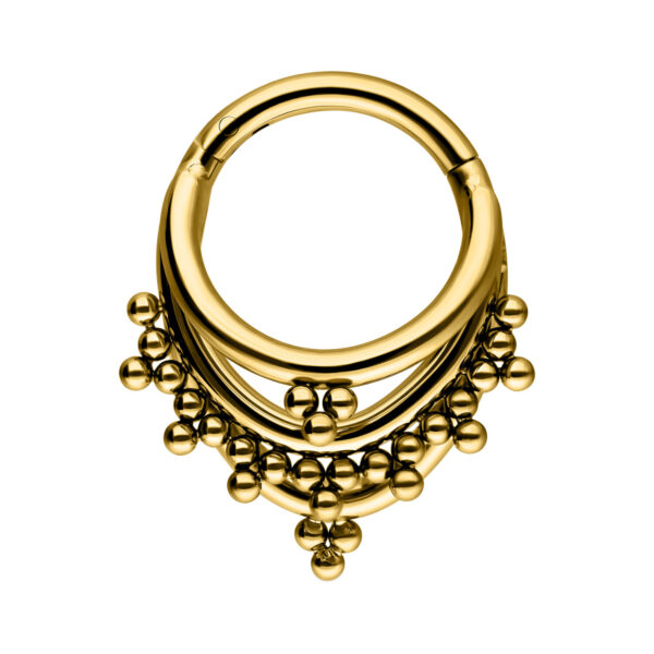 Aro de piercing dorado con triple arco y bolitas sobre fondo blanco