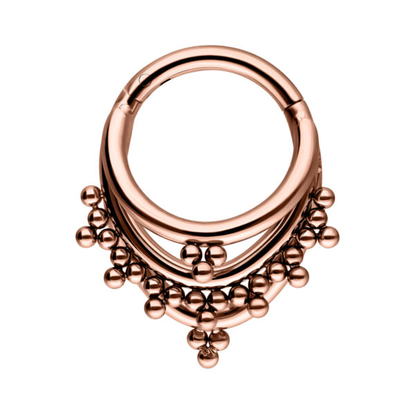 Anillo de piercing en oro rosa con diseño oriental sobre fondo blanco