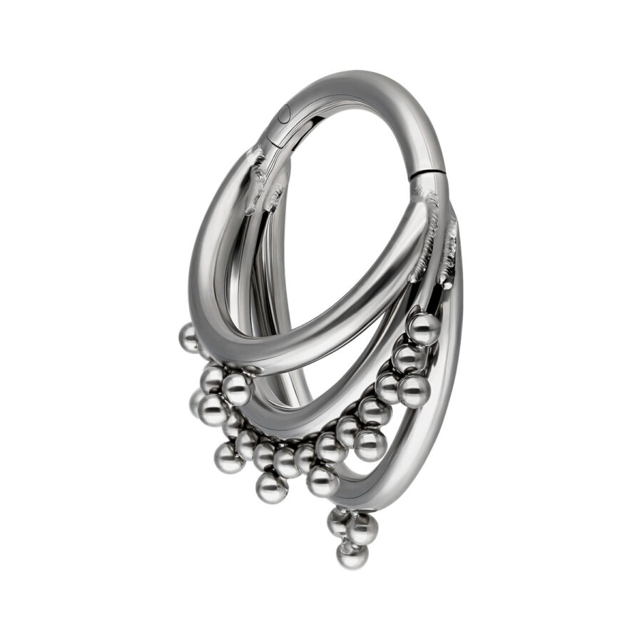 Anillo de piercing plateado con tres aros curvados y bolas sobre fondo blanco
