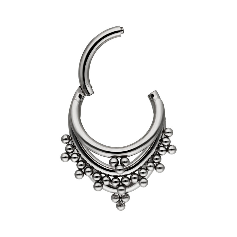 Anillo piercing plateado con bolas sobre fondo blanco