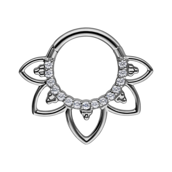 Clicker de septum de titanio negro con cristales claros sobre fondo blanco