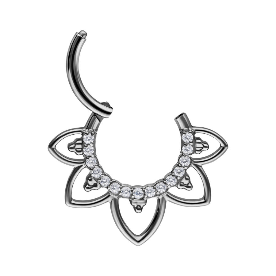 Clicker de septum plateado con cristales claros sobre fondo blanco