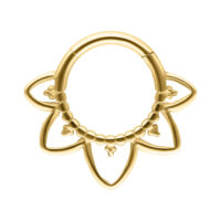 Septum Clicker Oriental en Oro de Titanio Septum Clicker dorado de titanio con diseño oriental sobre fondo blanco