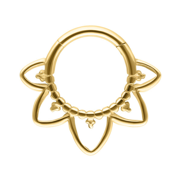 Septum Clicker dorado de titanio con diseño oriental sobre fondo blanco