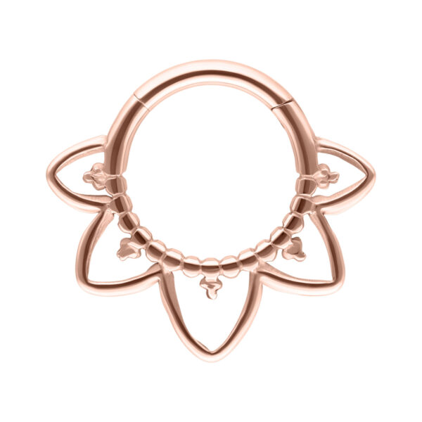 Clicker para septum en oro rosa con diseño oriental sobre fondo blanco