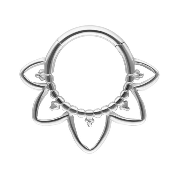 Clicker de septum plateado de titanio con diseño oriental sobre fondo blanco