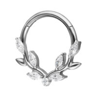 Clicker de septum plateado de titanio con hojas de cristal brillantes sobre fondo blanco