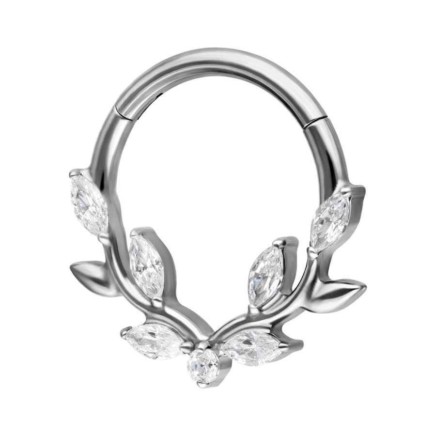 Clicker de septum plateado de titanio con hojas de cristal brillantes sobre fondo blanco
