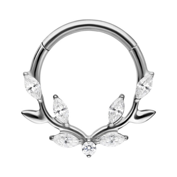 Clicker de septum plateado con diseño de hoja de cristal sobre fondo blanco