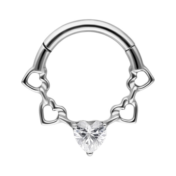Septum clicker plateado con detalles de corazones y cristales sobre fondo blanco
