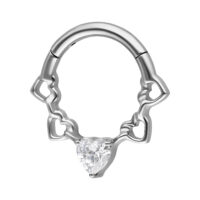 Clicker de septum plateado con diseño de corazón y cristal sobre fondo blanco