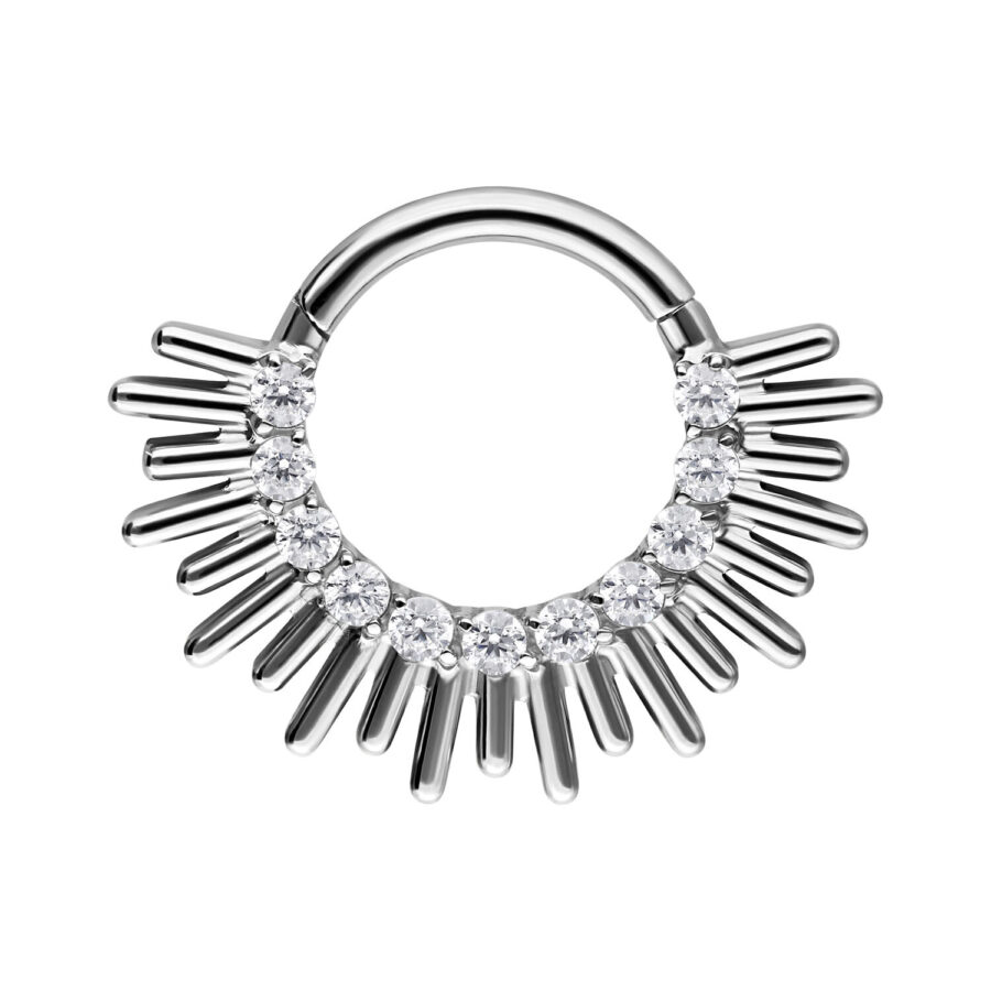 Clicker de Septum de titanio plateado con circonitas en forma de rayo sobre fondo blanco