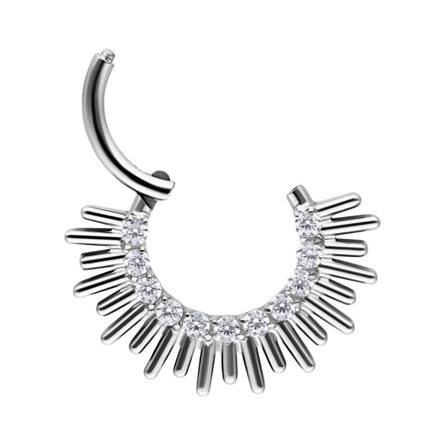 Clicker de septum plateado de titanio con cristales brillantes sobre fondo blanco