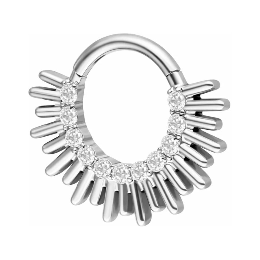 Clicker de septum plateado de titanio con circonitas brillantes sobre fondo blanco