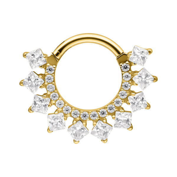 Clicker de septum dorado con piedras de circonita brillantes sobre fondo blanco