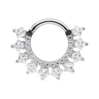 Clicker de septum plateado con cristales brillantes sobre fondo blanco