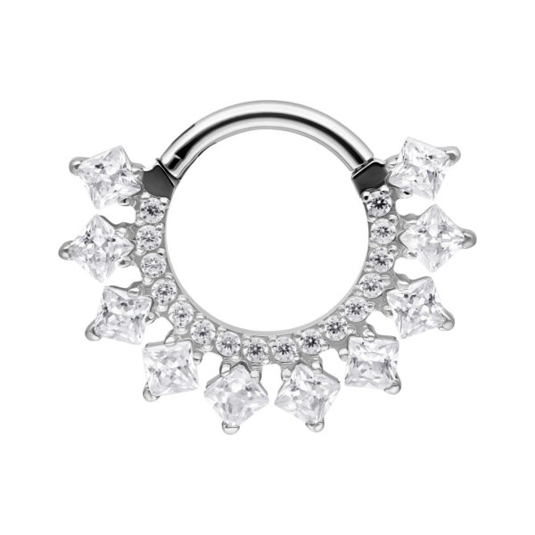 Clicker de septum plateado con cristales brillantes sobre fondo blanco