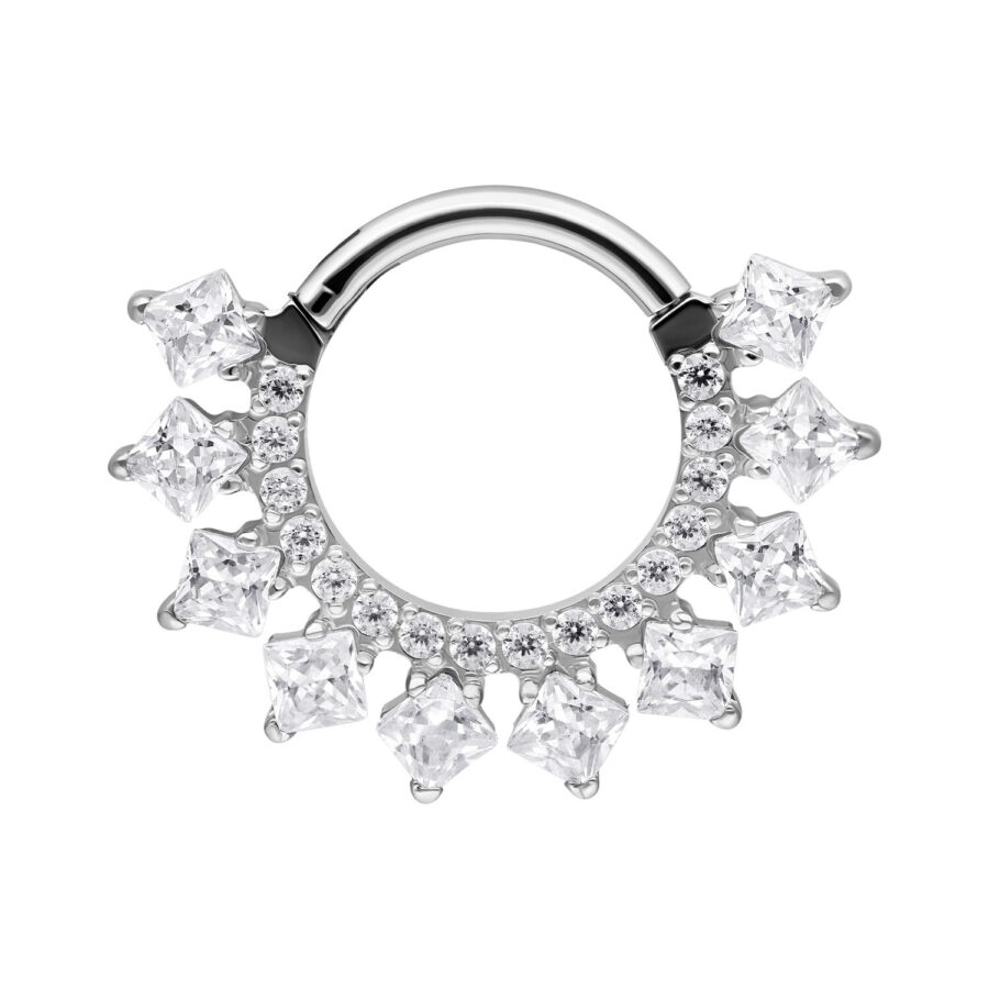 Clicker de septum plateado con cristales brillantes sobre fondo blanco