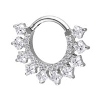 Clicker de septum plateado con cristales brillantes sobre fondo blanco