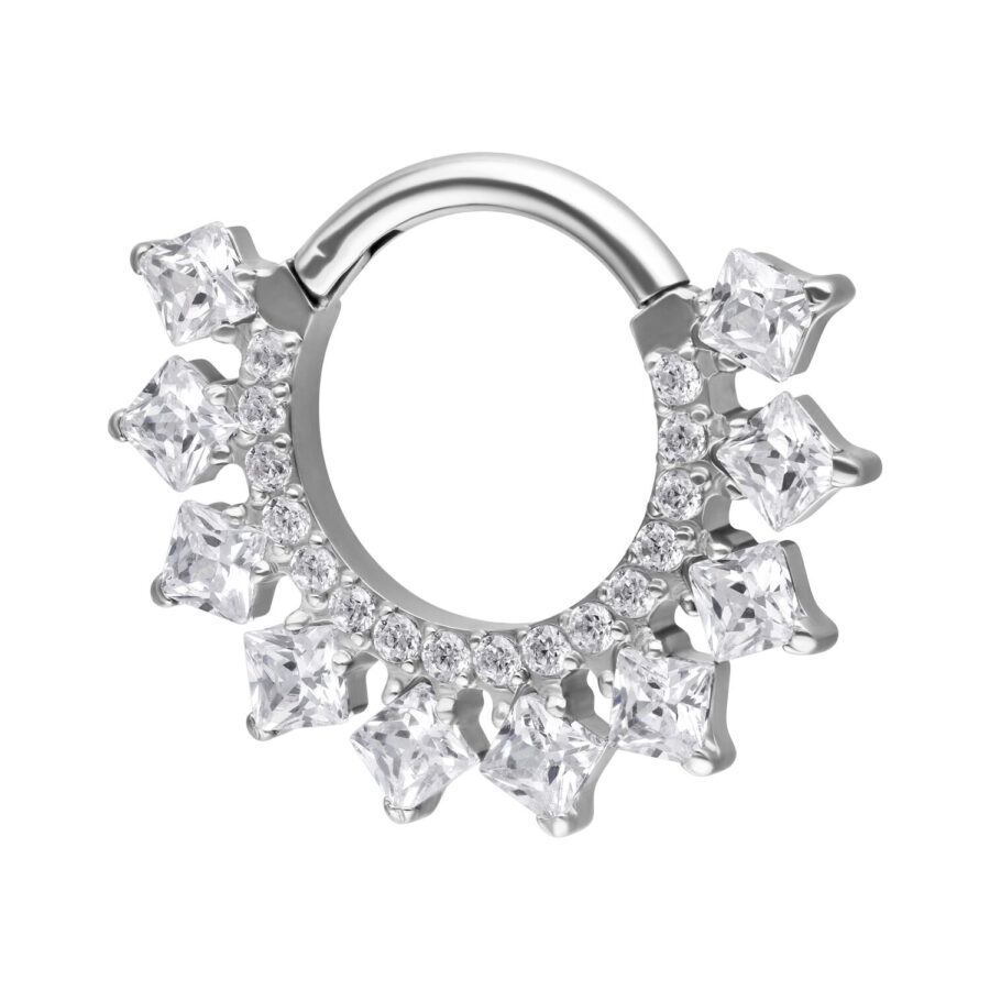 Clicker de septum plateado con cristales brillantes sobre fondo blanco