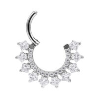 Clicker de septum plateado con cristales brillantes sobre fondo blanco