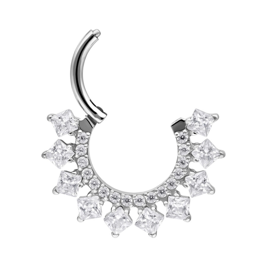 Clicker de septum plateado con cristales brillantes sobre fondo blanco
