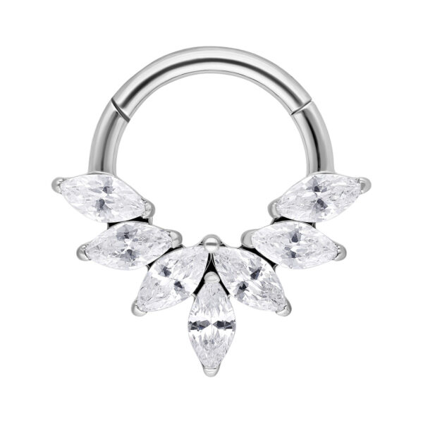 Septum Clicker plateado con cristales Marquise sobre fondo blanco