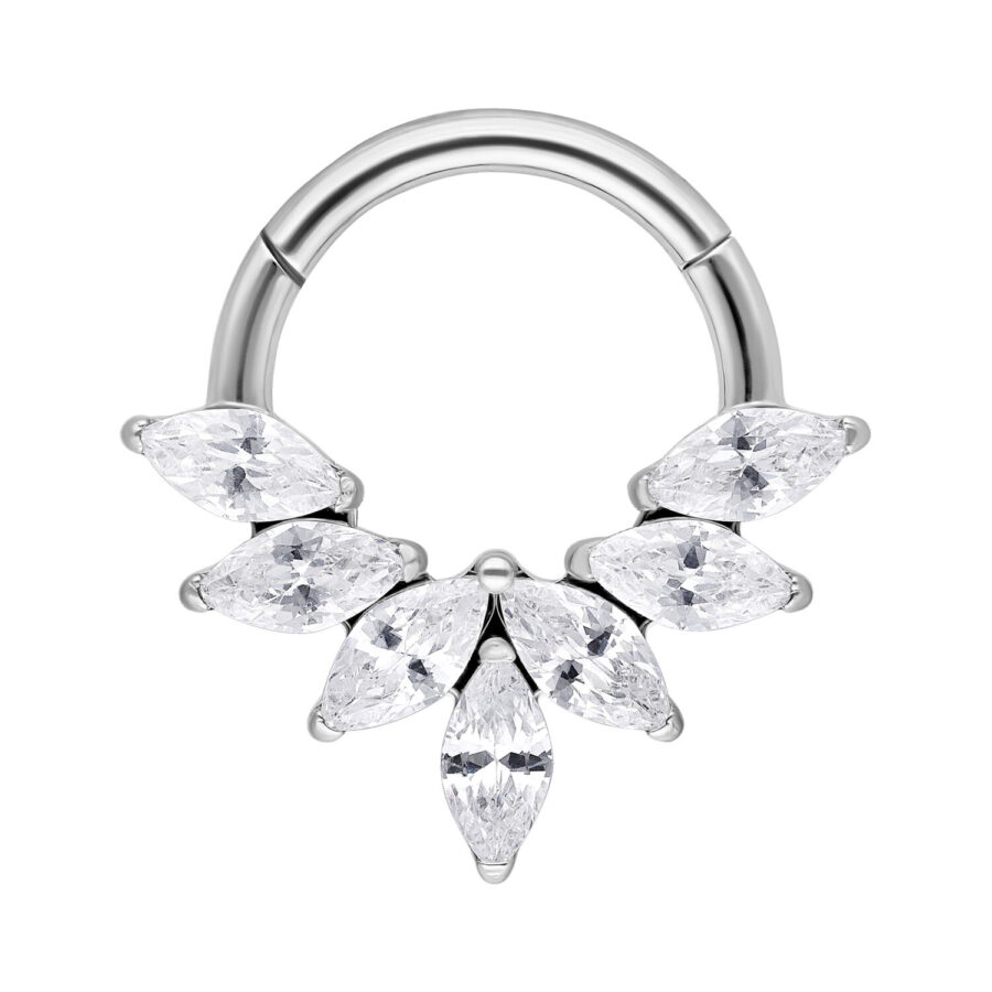 Septum Clicker plateado con cristales Marquise sobre fondo blanco
