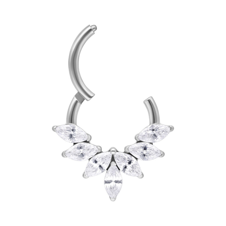 Clicker de septum plateado con cristales marquise sobre fondo blanco