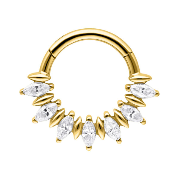 Clicker de septum dorado con piedras Marquise brillantes sobre fondo blanco