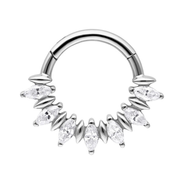 Septum Clicker plateado con piedras Marquise sobre fondo blanco