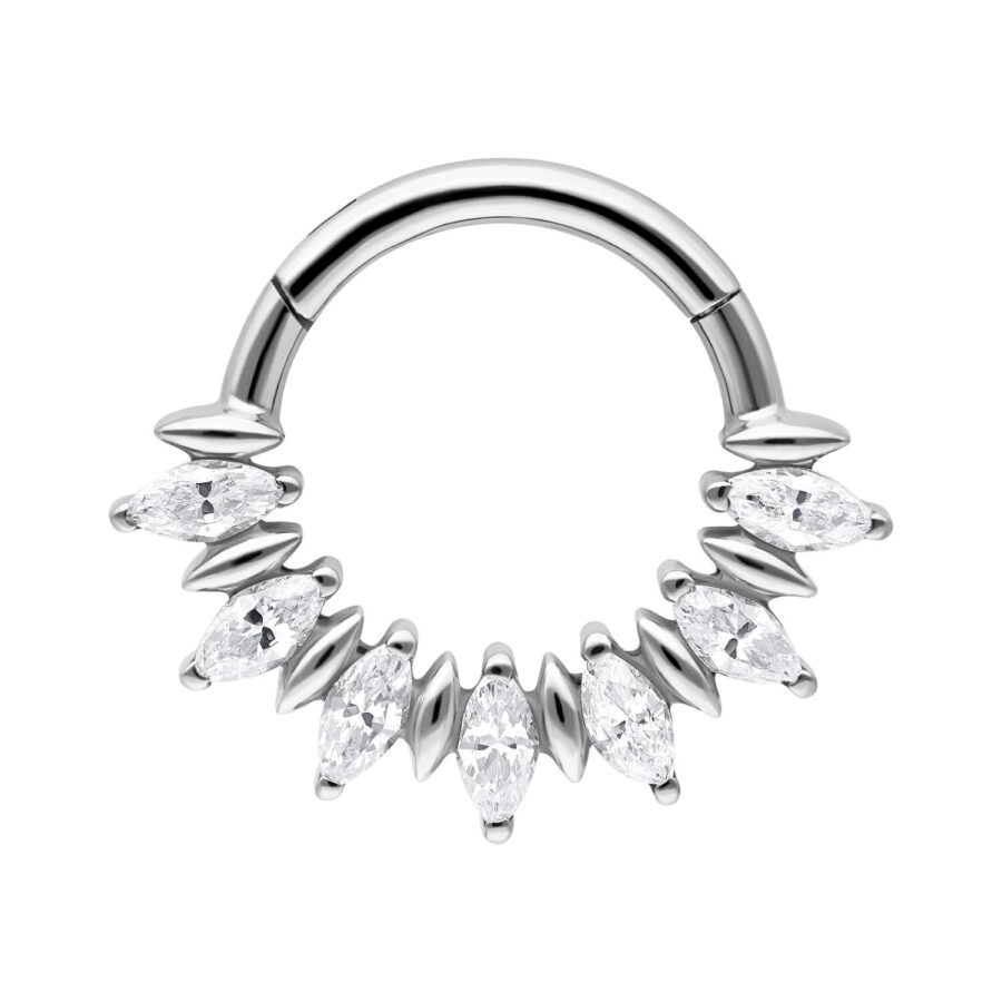 Septum Clicker plateado con piedras Marquise sobre fondo blanco